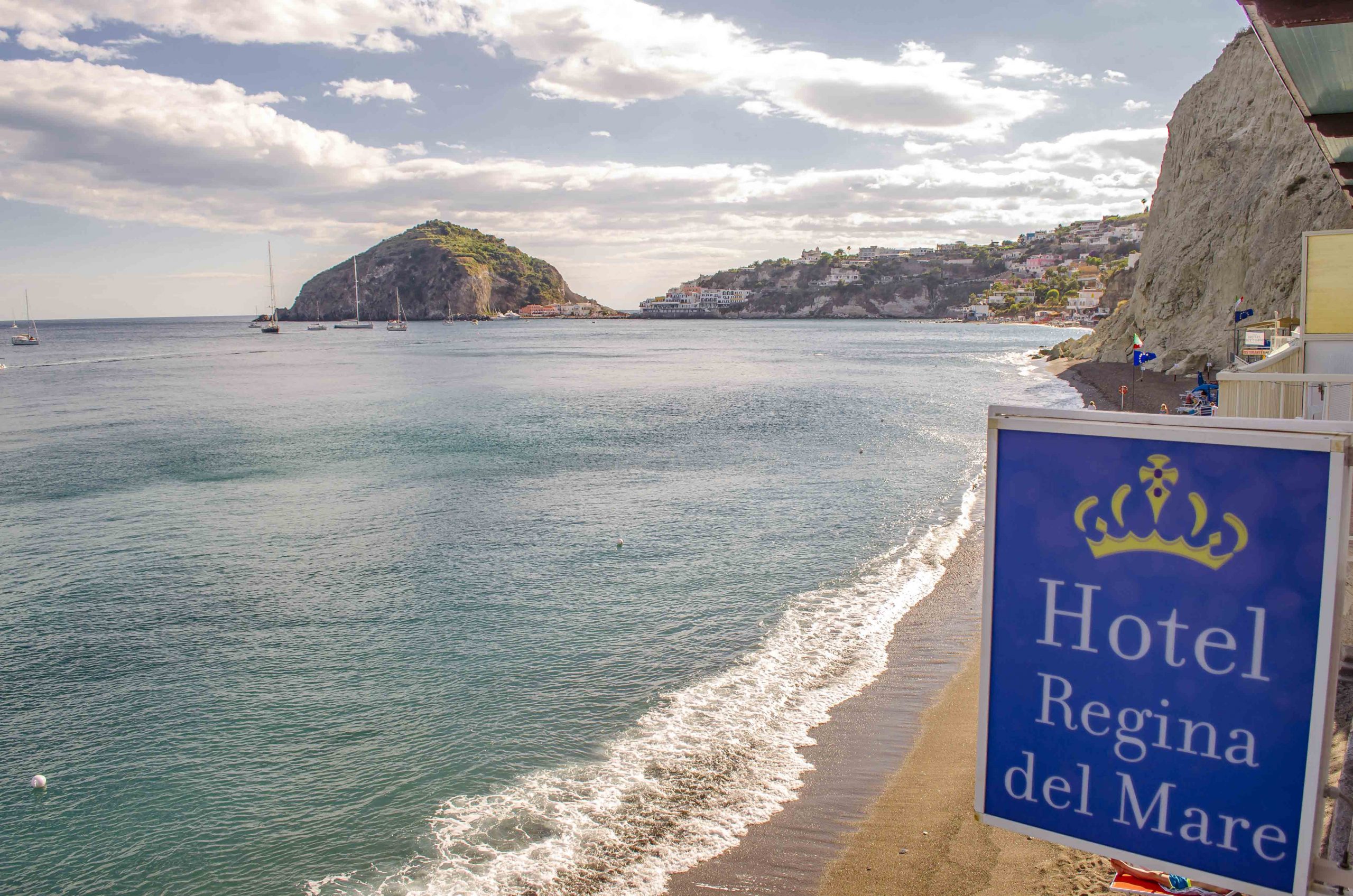 Affacciato direttamente sulla Spiaggia dei Maronti, Hotel Regina del Mare è il rifugio ideale dove relax, mare e panorami mozzafiato si incontrano nel cuore autentico di Ischia.